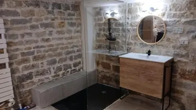 Salle de bains dans l'établissement Luxury suite lilas 5