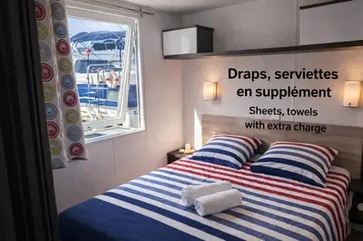 Un ou plusieurs lits dans un hébergement de l'établissement Cottage flottant Premium Spa privé en supplément Port de Plaisance près Centre