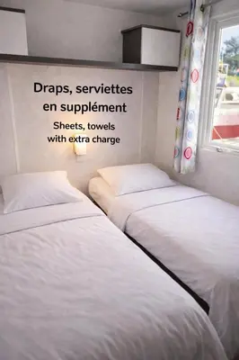 Un ou plusieurs lits dans un hébergement de l'établissement Cottage flottant Premium Spa privé en supplément Port de Plaisance près Centre