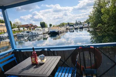 Vue sur la rivière ou le fleuve situé(e) à proximité de le bateau