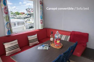 Coin salon dans l'établissement Cottage flottant Premium Spa privé en supplément Port de Plaisance près Centre