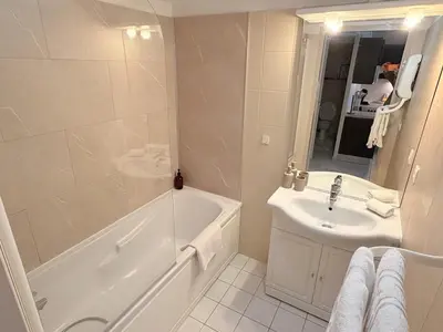 Salle de bains dans l'établissement Le Clos de Beaune