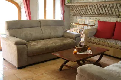 Coin salon dans l'établissement La Grange de La Ferdière