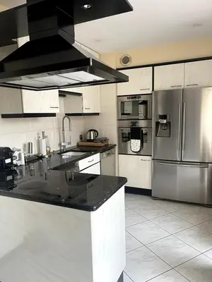 Cuisine ou kitchenette dans l'établissement Le 42 Authentique Terrasse et Parking privé
