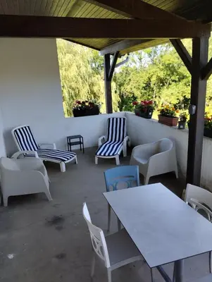 Coin salon dans l'établissement appartement avec terrasse et jardin
