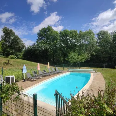 Piscine de l'établissement Le Toit du Lac - Tennis, Piscine et Vue sur le Lac ou située à proximité