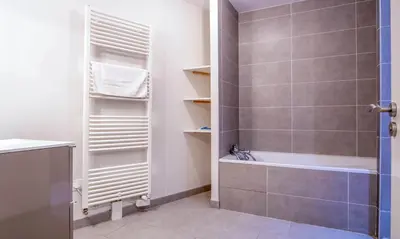 Salle de bains dans l'établissement Paradis au bord de saone