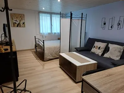 Un ou plusieurs lits dans un hébergement de l'établissement Charmant studio au rez de chaussée