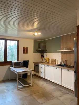 Cuisine ou kitchenette dans l'établissement Logement Vivre Jura