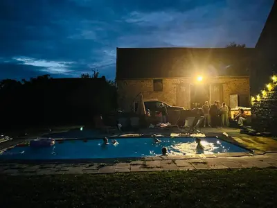 Piscine de l'établissement Gîte famille avec piscine en Bourgogne ou située à proximité