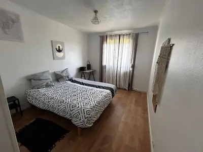 Un ou plusieurs lits dans un hébergement de l'établissement Large 3 bedroom cozy apartment