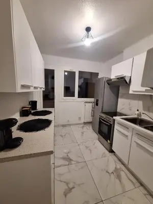 Cuisine ou kitchenette dans l'établissement Large 3 bedroom cozy apartment