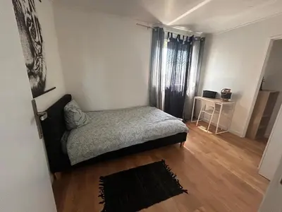 Un ou plusieurs lits dans un hébergement de l'établissement Large 3 bedroom cozy apartment