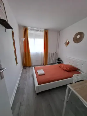 Un ou plusieurs lits dans un hébergement de l'établissement Grand 3 Bedroom Apartment Dijon