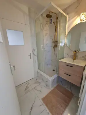 Salle de bains dans l'établissement Grand 3 Bedroom Apartment Dijon