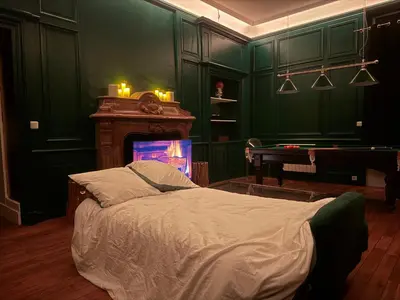 Un ou plusieurs lits dans un hébergement de l'établissement Entire Apartment in an 18th-Century Castle with Private Garden