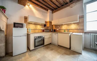 Cuisine ou kitchenette dans l'établissement Le Logis Tournusien