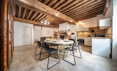 Cuisine ou kitchenette dans l'établissement Le Logis Tournusien
