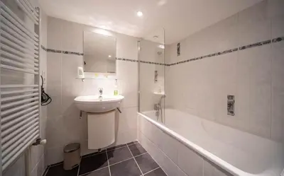 Salle de bains dans l'établissement Le Logis Tournusien