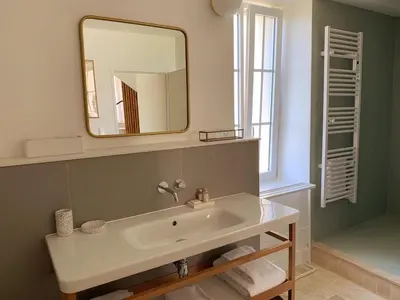 Salle de bains dans l'établissement L'Annexe Deveney-Mars
