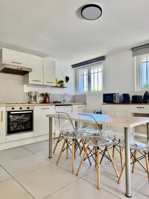 Cuisine ou kitchenette dans l'établissement Évasion Élégante au Beau Site