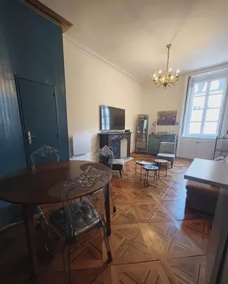 Télévision ou salle de divertissement dans l'établissement Le Royal Dijonnais - Centre Ville