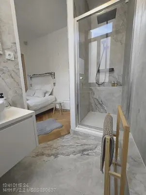 Salle de bains dans l'établissement Le Royal Dijonnais - Centre Ville