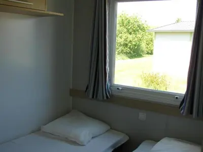 Un ou plusieurs lits dans un hébergement de l'établissement Mobil-home confortable avec terrasse pour 4 personnes - API-1-52-1059