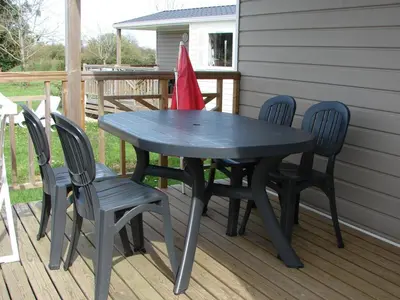 Balcon ou terrasse dans l'établissement Mobil-home confortable avec terrasse pour 4 personnes - API-1-52-1059