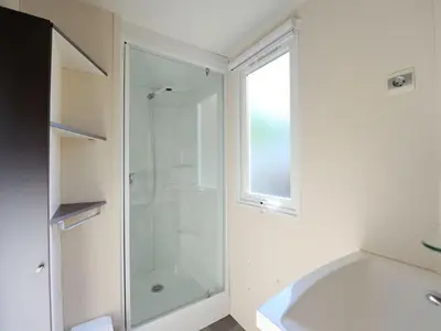 Salle de bains dans l'établissement Mobil Home avec Terrasse à Saint-Boil pour 6 personnes - API-1-52-1145