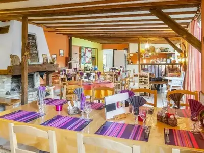 Restaurant ou autre lieu de restauration dans l'établissement Mobil-home 3 chambres avec terrasse à Saint-Boil - API-1-52-1174