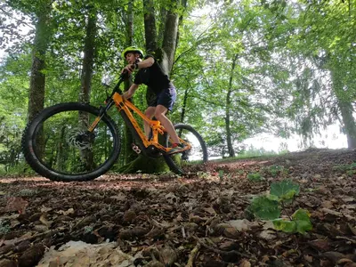 Vélo sur le terrain de l'établissement Chambres Cabine - Activital - Base Sport et Nature des Settons ou dans les environs