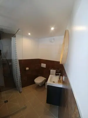Salle de bains dans l'établissement Chambres Cabine - Activital - Base Sport et Nature des Settons