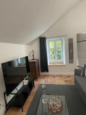 Télévision ou salle de divertissement dans l'établissement Gîte des Templiers