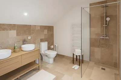 Salle de bains dans l'établissement Gîte des Templiers