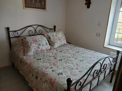 Un ou plusieurs lits dans un hébergement de l'établissement La cabane de lancelot Chambre Charmante