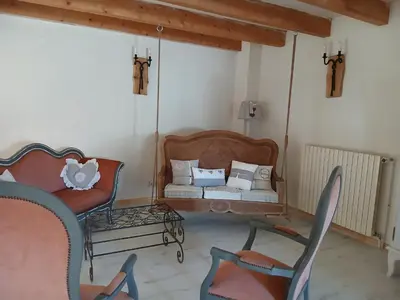 Coin salon dans l'établissement La cabane de lancelot Chambre Charmante
