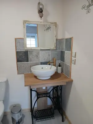 Salle de bains dans l'établissement La cabane de lancelot Chambre Charmante