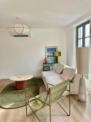 Coin salon dans l'établissement Appartement aux pieds des vignes - 5 min de Beaune