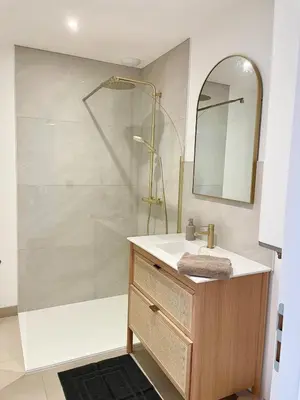 Salle de bains dans l'établissement Appartement aux pieds des vignes - 5 min de Beaune