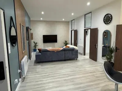 Télévision ou salle de divertissement dans l'établissement HOME 102 Cosy