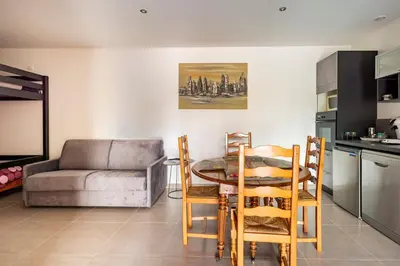 Cuisine ou kitchenette dans l'établissement Grand studio au cœur du vignoble, Leynes