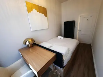 Un ou plusieurs lits dans un hébergement de l'établissement L'Auguste, Appartement Lumineux & Central