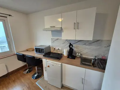 Cuisine ou kitchenette dans l'établissement Cozy & quiet studio, comfortable, free parking