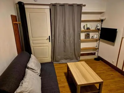 Télévision ou salle de divertissement dans l'établissement Cozy & quiet studio, comfortable, free parking