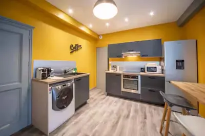 Cuisine ou kitchenette dans l'établissement Ideal apartment for workers