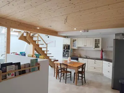 Cuisine ou kitchenette dans l'établissement Maison Spacieuse et Lumineuse