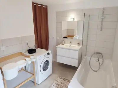 Salle de bains dans l'établissement Maison Spacieuse et Lumineuse