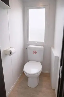 Salle de bains dans l'établissement Cottage flottant nature, Jacuzzi Privé en supplément près de Dijon