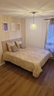 Un ou plusieurs lits dans un hébergement de l'établissement Le Cosy 209 des Logis de Paray Studio Downtown